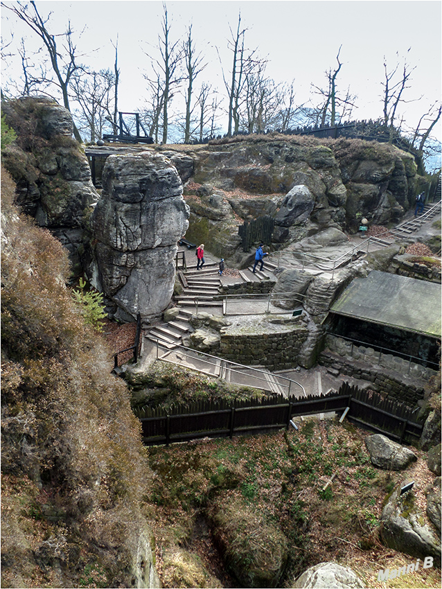 Felsenburg Neurathen
Im großen Burghof unterhalb des Burgturms befindet sich die Zisterne, die die Wasserversorgung der Burg sicherstellen sollte. Eine natürliche Wasserversorgung über eine Quelle existiert in den wasserarmen Sandsteinfelsen nicht. Aufgrund der Lage auf dem hohen und flächenmäßig recht kleinen Felsen war es nicht möglich, die Wasserversorgung durch Bau eines Brunnens zu sichern, ein Problem, das sich auf allen Felsenburgen des Elbsandsteingebirges stellte.
laut Wikipedia
Schlüsselwörter: Sächsische Schweiz Neurathener Felsenburg