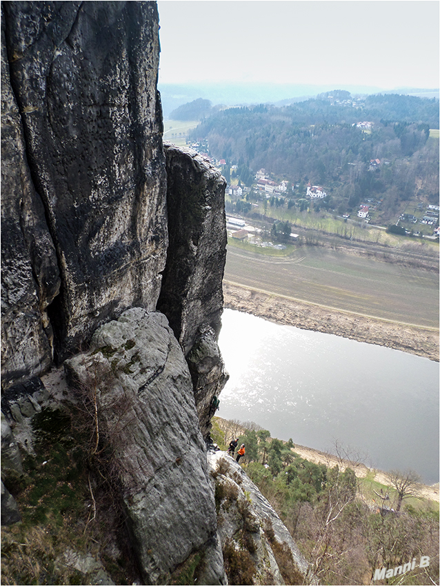 Ausblick zum Kletterfelsen
Eine erste Besonderheit ist, dass das Klettern nur an freistehenden Klettergipfeln mit mindestens 10 m Schartenhöhe zugelassen ist, während in anderen Klettergebieten auch Massivwände vielfach genutzt werden. Als historisch entstandene Ausnahme sind drei Massive freigegeben. Fast alle Gipfel sind mit Gipfelbüchern und Abseilösen versehen. Diese wie auch die Sicherungsringe werden durch den Sächsischen Bergsteigerbund (SBB) betreut und gewartet.
laut Wikipedia
Schlüsselwörter: Sächsische Schweiz Neurathener Felsenburg Elbe Kletterfelsen