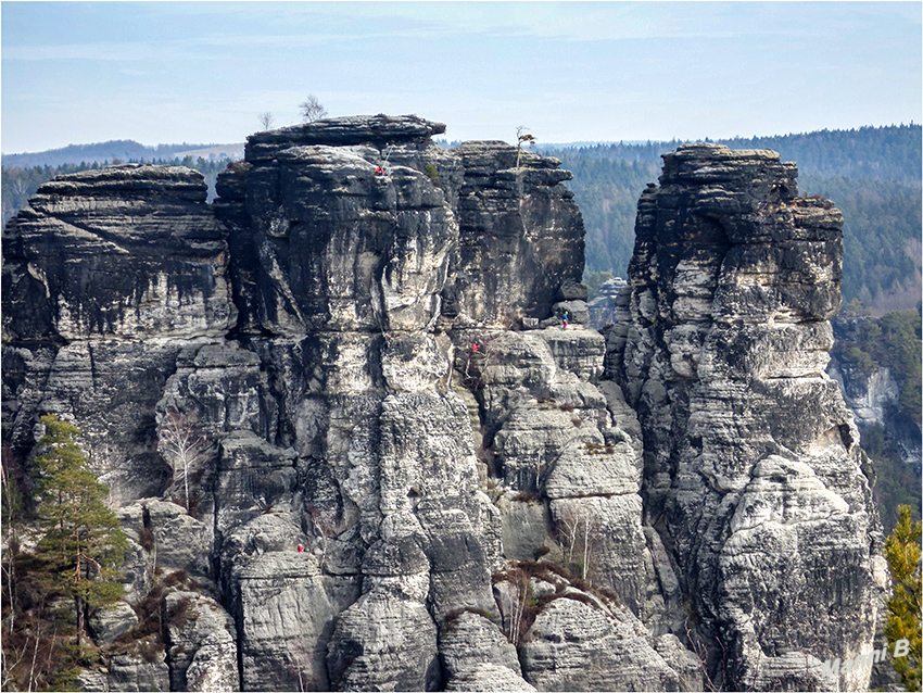 Ausblick
Die Sächsische Schweiz ist eines der bekanntesten Klettergebiete Deutschlands. Das Gebiet deckt sich räumlich weitgehend mit dem gleichnamigen Naturraum der Sächsischen Schweiz, reicht allerdings weit über das Gebiet des dortigen Nationalparks hinaus.
laut Wikipedia
Schlüsselwörter: Sächsische Schweiz Neurathener Felsenburg Elbe Kletterfelsen