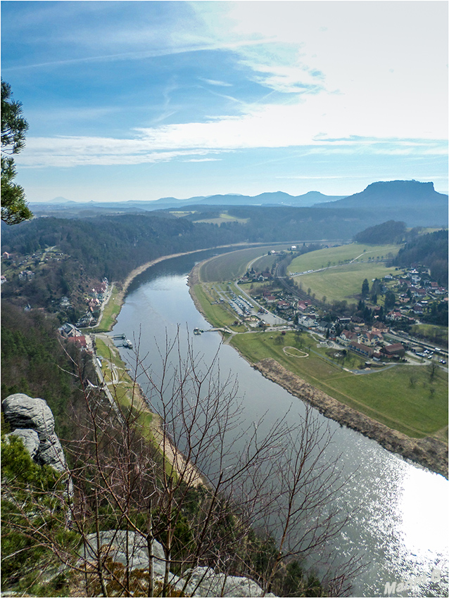 Ausblick 
von der Neurathener Felsenburg auf die Elbe mit rechts hinten den Tafelberg Lilienstein
Schlüsselwörter: Sächsische Schweiz Neurathener Felsenburg Elbe