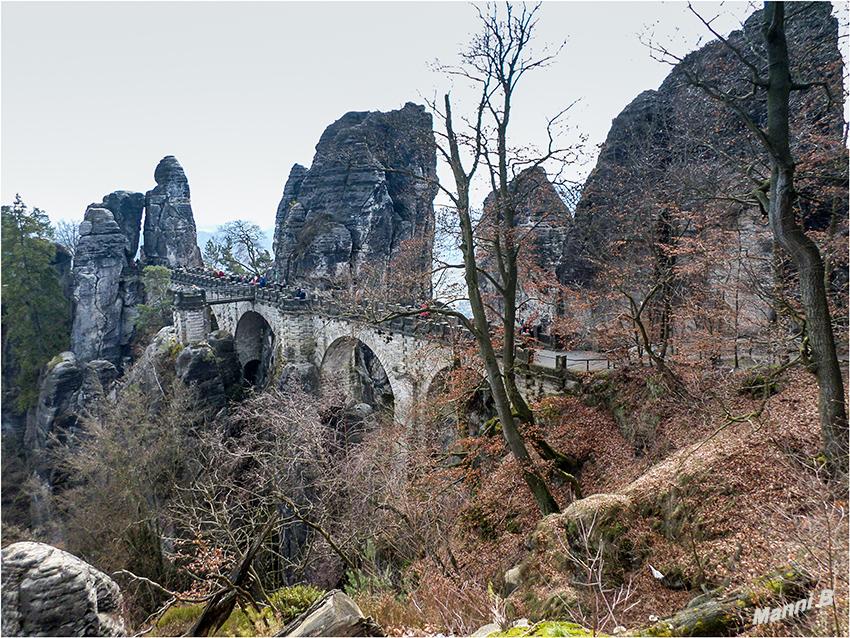 Felsenburg Neurathen
Blick auf die Basteibrücke
Die Felsenburg Neurathen ist die Ruine einer mittelalterlichen Felsenburg im Elbsandsteingebirge in Sachsen. Sie liegt oberhalb des Elbtales in den Basteifelsen bei Rathen im Nationalpark Sächsische Schweiz. Neurathen ist die größte mittelalterliche Felsenburg der Sächsischen Schweiz.
laut Wikipedia
Schlüsselwörter: Sächsische Schweiz Neurathener Felsenburg