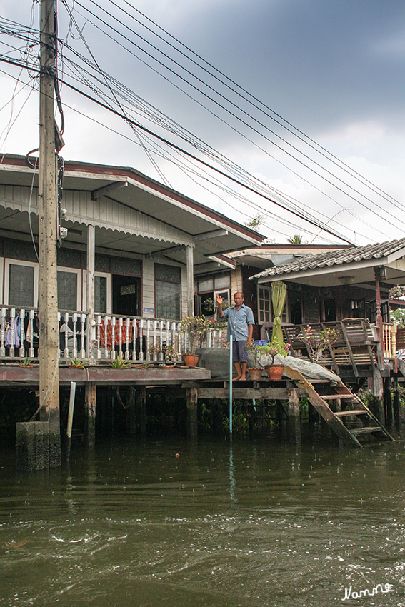 Bootstour durch die Klongs
Obwohl im dicht besiedelten Thailand jeder Khlong bewohnt ist, spielen die Khlongs nur eine unwesentliche wirtschaftliche Rolle - der Tourismus ist als größter Faktor zu sehen. 
Schlüsselwörter: Thailand Bangkok Bootstour Klong Khlong