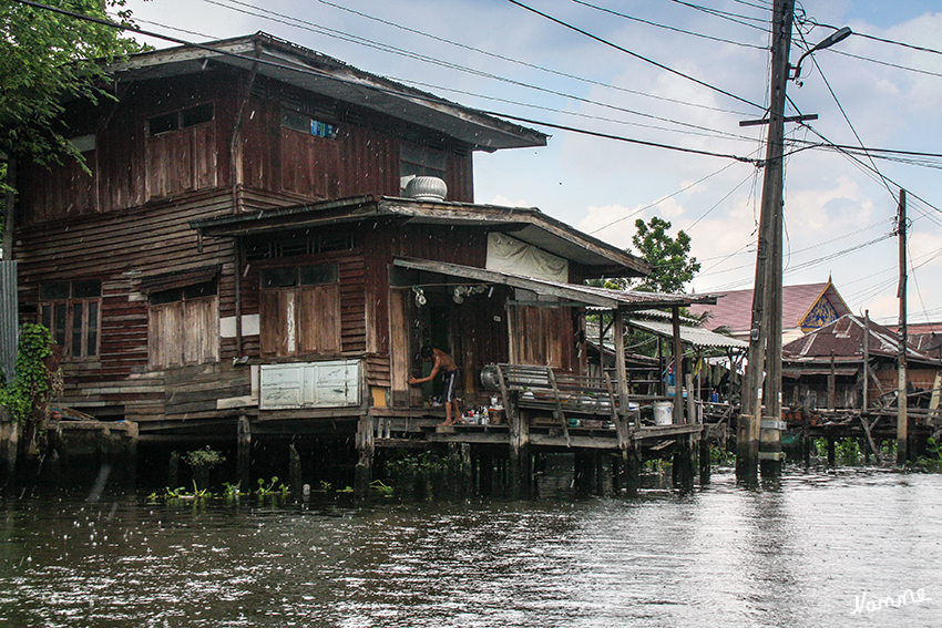 Bootstour durch die Klongs
Trotz Schauer bleibt es faszienierend
Schlüsselwörter: Thailand Bangkok Bootstour Klong Khlong