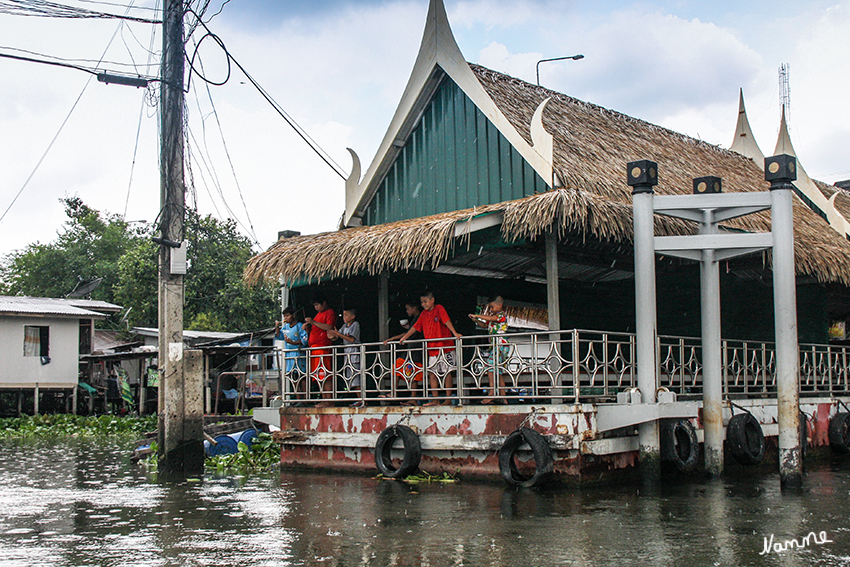Bootstour durch die Klongs
Als Khlong (auch: Klong) werden die Kanäle bezeichnet, die in der Zentralebene Thailands als Transportweg dienen. Insbesondere in der Hauptstadt Bangkok dienten sie jahrhundertelang als Weg zur Arbeit, als schwimmender Marktplatz und letztlich zur Entsorgung der Fäkalien.
laut Wikipedia
Schlüsselwörter: Thailand Bangkok Bootstour Klong Khlong