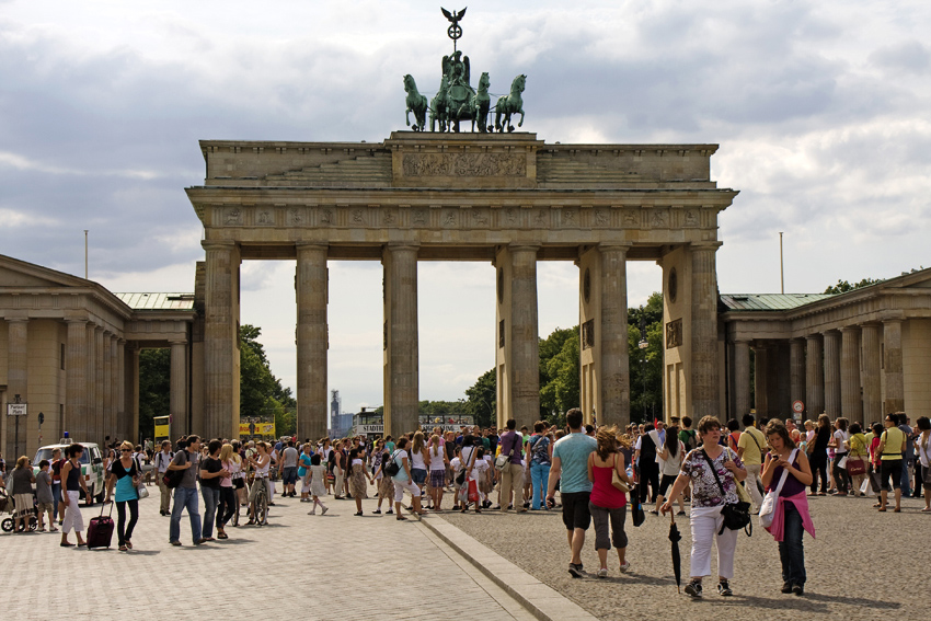 Brandenburger Tor
Das Brandenburger Tor markierte die Grenze zwischen Ost- und West-Berlin und damit die Grenze zwischen den Staaten des Warschauer Paktes und der NATO. Es war bis zur Wiedervereinigung Deutschlands Symbol des Kalten Krieges und wurde nach 1990 zum Symbol der Wiedervereinigung Deutschlands und Europas.

laut Wikipedia
Schlüsselwörter: Brandenburger Tor               Berlin