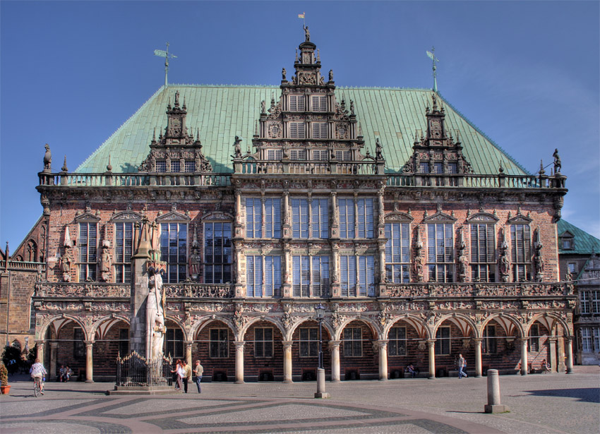 Bremer Rathaus
Das Bremer Rathaus ist eines der bedeutendsten Bauwerke der Gotik und der Weserrenaissance in Europa. Im Juli 2004 wurde es zusammen mit dem Bremer Roland von der UNESCO zum Weltkulturerbe der Menschheit ernannt.
Schlüsselwörter: Bremer     Rathaus