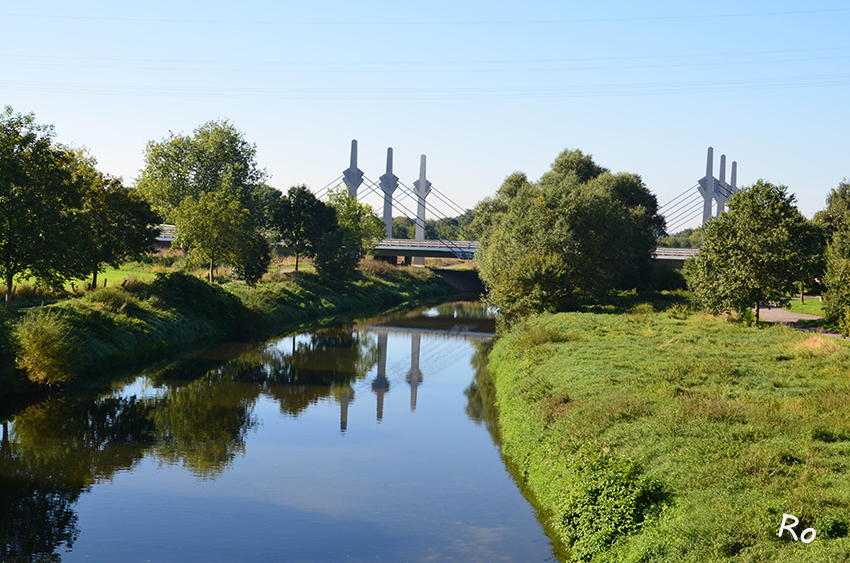 Autobahnbrücke
A30 über die Werre bei Bad Oeynhausen. Die Werre mündet wenige Meter später in der Weser.
Schlüsselwörter: Autobahnbrücke Brücke