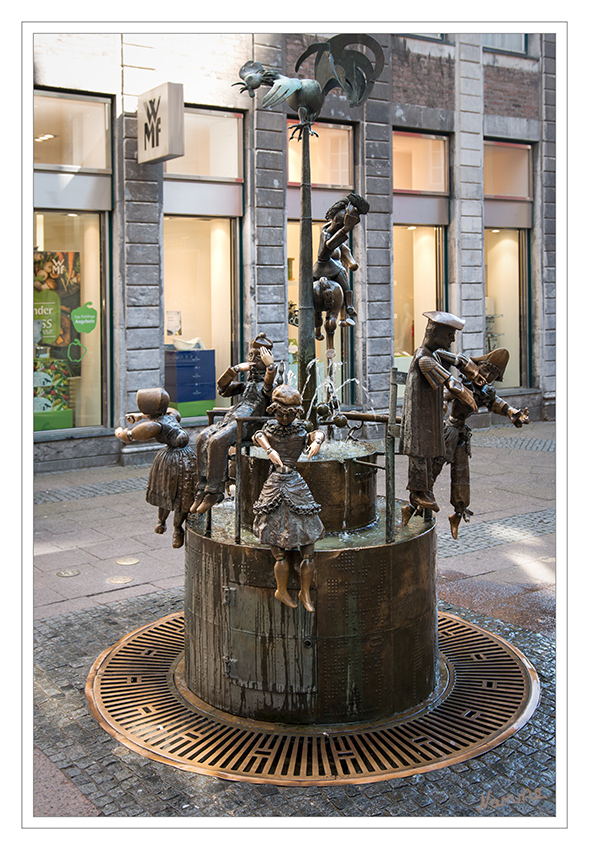 Puppenbrunnen
befindet sich in unmittelbarer Nähe des Doms, in der Krämerstraße.
Eine Stifung der Aachener Bank für die Bürger der Stadt.
Es handelt sich um ein Kunstwerk, welches 1974 von Bonifatius Stirnberg geschaffen wurde. laut anicmania.de
Schlüsselwörter: Aachen, Brunnen