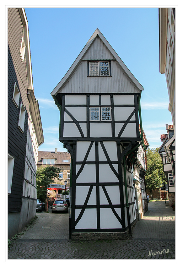 Bügeleisenhaus
- eines der bekanntesten Fachwerkhäuser in Hattingen.
Sein Name ist durch die grundstücksbedingt eigenwillige Grundrissform und seinem prägnanten Giebel entstanden. Es ist eines von zwei Privathäusern, deren Denkmalwert schon 1909 vom Provinzial-Konservator Ludorff anerkannt wurde.
Schlüsselwörter: Hattingen