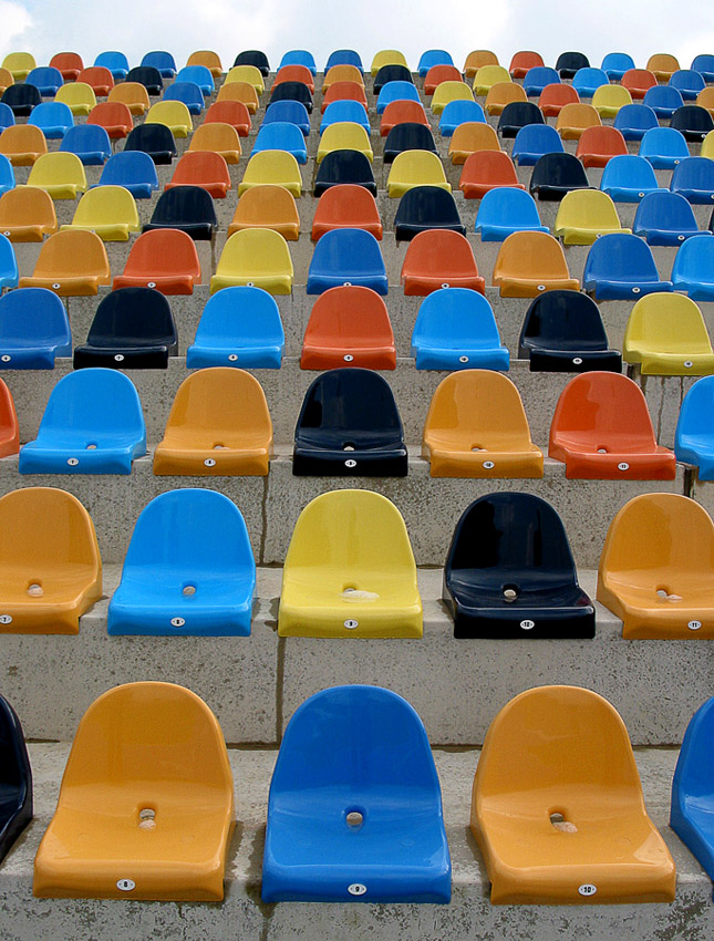 Farbenfroh l
Von unten reichen die Sitze bis in den Himmel :)
Schlüsselwörter: Stadion, Sitze, bunt, Mönchengladbach