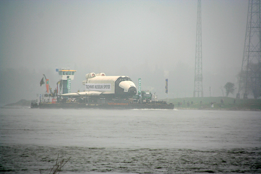 Buran 
Tauchte am 8. April auf ihrer Reise nach Speyer zum Technikmuseum aus dem Nebel im Rhein-Kreis-Neuss auf.

Buran - Schneesturm
Schlüsselwörter: Buran     Raumfähre