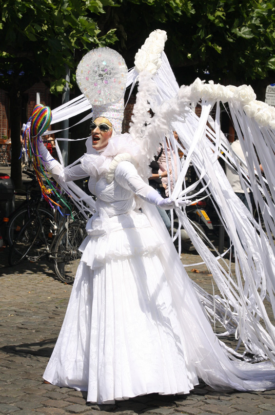 Weiße Schönheit
CSD Parade in Düsseldorf
Schlüsselwörter: CSD     Düsseldorf