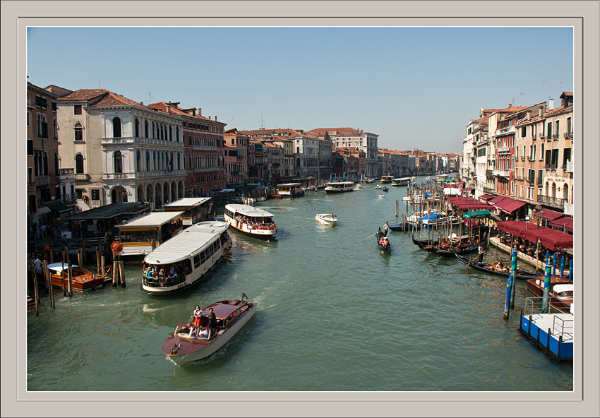 Blick von der Rialtobrücke
auf den Canale Grande
Schlüsselwörter: Venedig Italien
