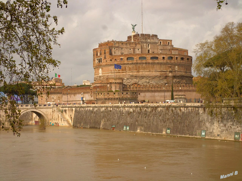 Castel Sant Angelo
Die Engelsburg (italienisch Castel Sant’Angelo oder Mausoleo di Adriano) in Rom wurde ursprünglich als Mausoleum für den römischen Kaiser Hadrian (117–138 n. Chr.) und seine Nachfolger errichtet und später von verschiedenen Päpsten zur Kastellburg umgebaut. Ab 1901 wurde das Gebäude nicht mehr als Burg verwendet. Seit dem 13. Februar 1906 ist die Engelsburg ein Museum. laut Wikipedia
Schlüsselwörter: Italien