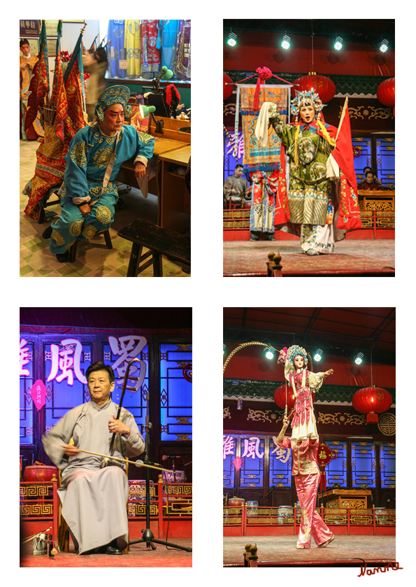 Sichuanoper
Typische Kennzeichen der Sichuan Oper sind der Sologesang, die zierlichen Bewegungen der Schauspieler, das Schlagzeug, das Zitherspiel, und die witzigen Komödianten. Dazu kommen die ständig wechselnden Masken und Gesichter, Marionettenspiel und Lichteffekte. Tee wird vor und während der Show dabei serviert. Ein Besuch in der Maske war auch möglich.
Schlüsselwörter: Chendu Sichuanoper