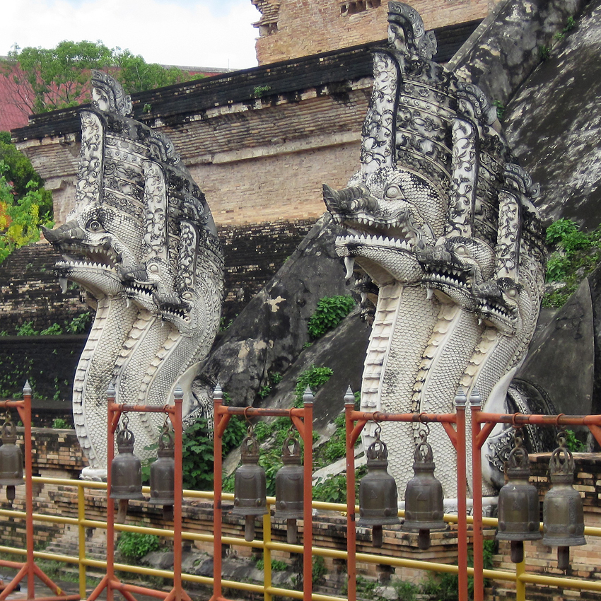 Nagaschlange
(Drachen-Schlange), welche die Treppe zum Vorder-Eingang der Haupt-Kapelle (Vinharn) schmückt und bewacht. 
Schlüsselwörter: Thailand