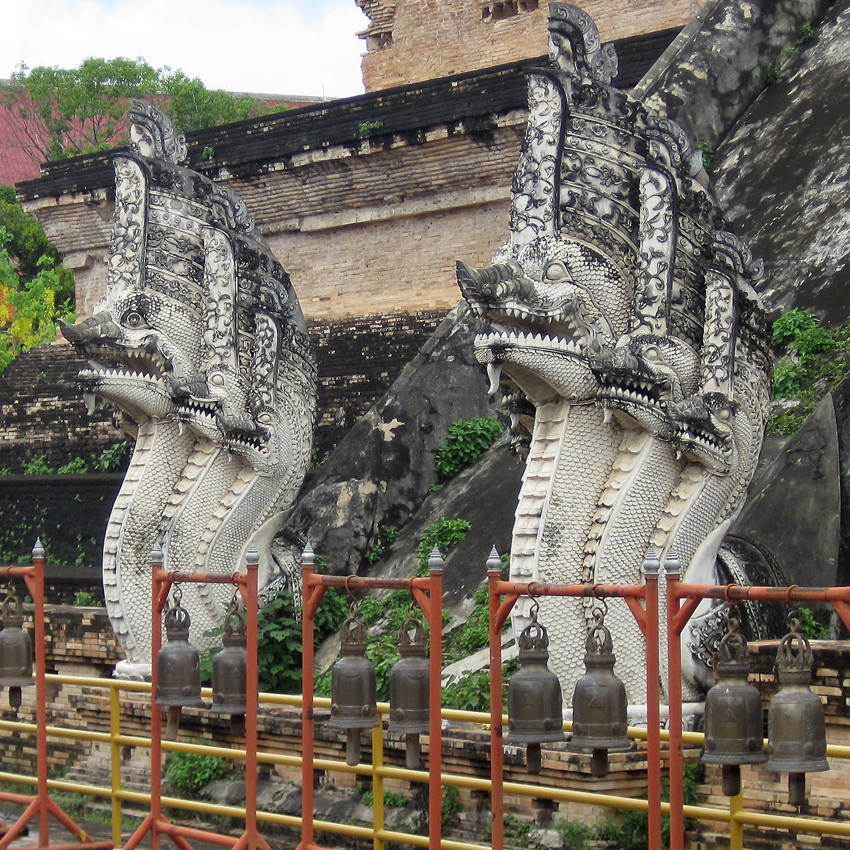 Nagaschlange
(Drachen-Schlange), welche die Treppe zum Vorder-Eingang der Haupt-Kapelle (Vinharn) schmückt und bewacht. 
Schlüsselwörter: Thailand