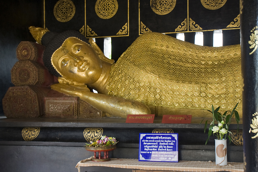 Liegender Buddha
beim Wat Chedi Luang ist 8,7 Meter lang, 2 Meter hoch und vergoldet. Diese steinerne Buddha-Figur hat ungefär das gleiche Alter wie die Pagode. Der Kopf liegt Richtung Süden und das Gesicht blickt auf die Pagode.
Schlüsselwörter: Thailand