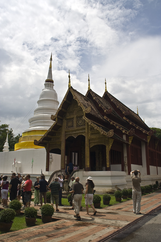 Wat Phra Sing
Seine überregionale Bedeutung erhält der Tempel durch den Phra Puttha Sihing, eine Buddha-Statue, deren genaue Herkunft ungewiss ist. Einer Legende nach soll er dem „Löwen der Shakyas“ ähneln, einer verlorenen Statue aus dem Mahabodhi-Tempel in Bodhgaya in Indien.

Er ist ein Königlicher Tempel Erster Klasse
Schlüsselwörter: Thailand