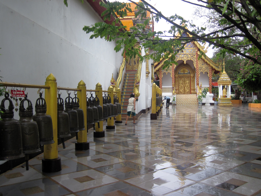 Wat Phra That Doi Suthep
Glockenspiel – im Vorhof hängen mehrere Reihen kleinerer Glocken, die von den Pilgern der Reihe nach mit einem Holz-Klöppel angeschlagen werden.
Schlüsselwörter: Thailand