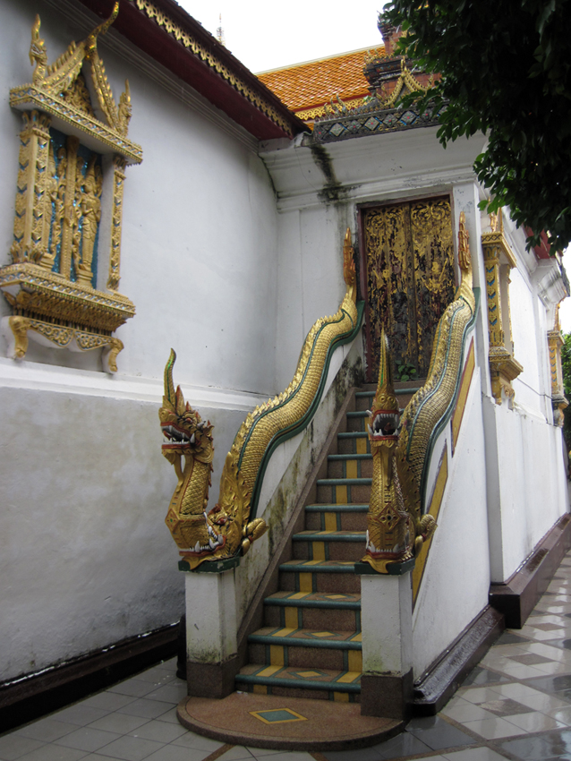 Wat Phra That Doi Suthep
Auf fast jeder Treppe, die zu einem buddhistischen Tempel in Thailand führt, thront eine Naga Schlange.
Die Legende erzählt: Als Buddha unter einem Bodhibaum meditierte, um die Erleuchtung zu erlangen, wurde er vom 7-köpfigen Nagakönig Mucalinda vor Unwetter und Regen beschützt, indem er seine vielen Köpfe, wie einen Schirm über dem Buddha ausbreitete.
Schlüsselwörter: Thailand