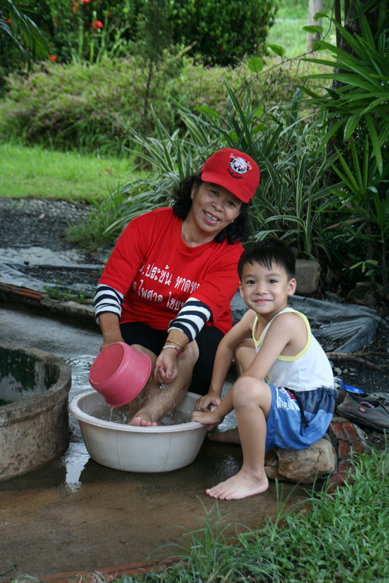 An den heissen Quellen
mit dem schwefelhaltigen Wasser werden die Beine begossen. Dies stiegert das allgemein Wohlbefinden. Die Badestellen für Frauen und Männer sind getrennt.
Schlüsselwörter: Thailand