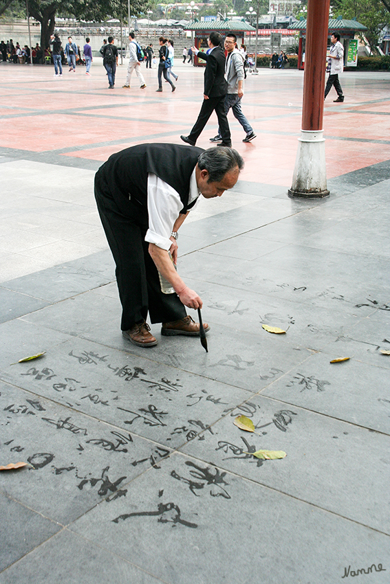 Freizeit
Schriftzeichen auf Gehwege oder auf Wege in Parkanlagen zu zeichnen ist natürlich in China verboten, selbst mit Kreide. Deshalb verwenden die Künstler keine Farbe, sondern Wasser für die kalligrafischen Arbeiten. 

Die Schriftzeichen wünschen anderen Wegbegleitern Glück, Zufriedenheit und viele weitere gute Dinge auf Ihrem Lebensweg  oder geben Gedichte wieder.
Schlüsselwörter: Chongqing