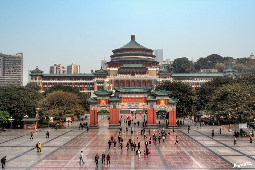 Volkskongresshalle Chongqing
In der Mitte dieses mit Granit belegten Platzes steht die Volkskongresshalle im traditionellen chinesischen Baustil. Rings um den Platz gibt es Blumengärten und Grünanlagen. Am Morgen und am Abend kommen viele Stadtbewohner hierher zum Tanz oder Fitnesstraining. Der Baustil ähnelt der Halle des Himmelstempels in Peking. 
Schlüsselwörter: Chongqing