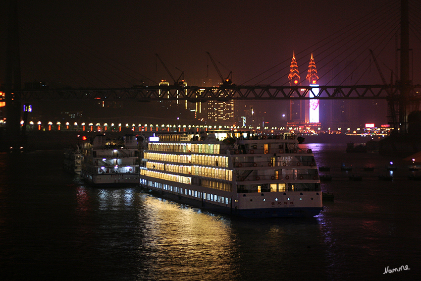 Ausfahrt
mit unserem Flusskreuzfahrtschiff aus Chongqing
Schlüsselwörter: Yangtze Flusskreuzfahrt Chongqing