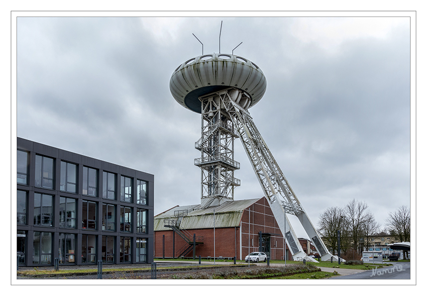 Colani - Ei
Der Lüntec-Tower (auch Colani-Ei oder Ufo genannt) ist die futuristische Neugestaltung eines Förderturms der ehemaligen Steinkohlenzeche Minister Achenbach in Lünen-Brambauer. laut Wikipedia
Schlüsselwörter: Colani-Ei, Ufo, Lünen, Lüntec-Tower