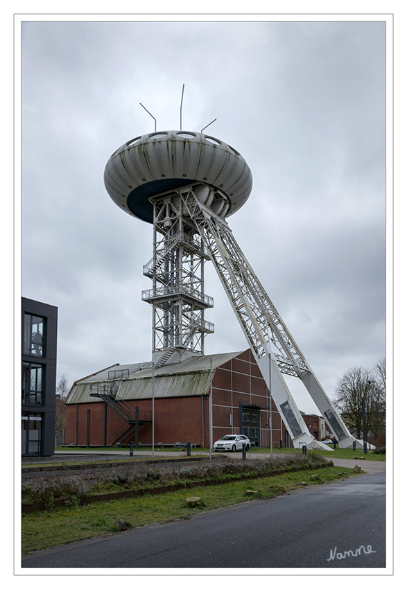 Colani - Ei
Der Lüntec-Tower (auch Colani-Ei oder Ufo genannt) ist die futuristische Neugestaltung eines Förderturms der ehemaligen Steinkohlenzeche Minister Achenbach in Lünen-Brambauer. laut Wikipedia
Schlüsselwörter: Colani-Ei, Ufo, Lünen, Lüntec-Tower