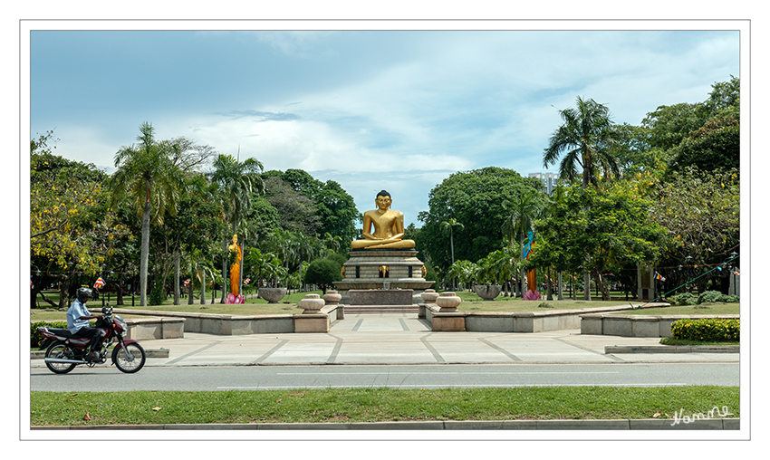 Colombo Viharamahadevi Park
Genau gegenüber des Rathauses ist der Eingang zum Viharamahadevi Park mit einer sitzenden Buddhastatue.

Schlüsselwörter: Sri Lanka, Colombo