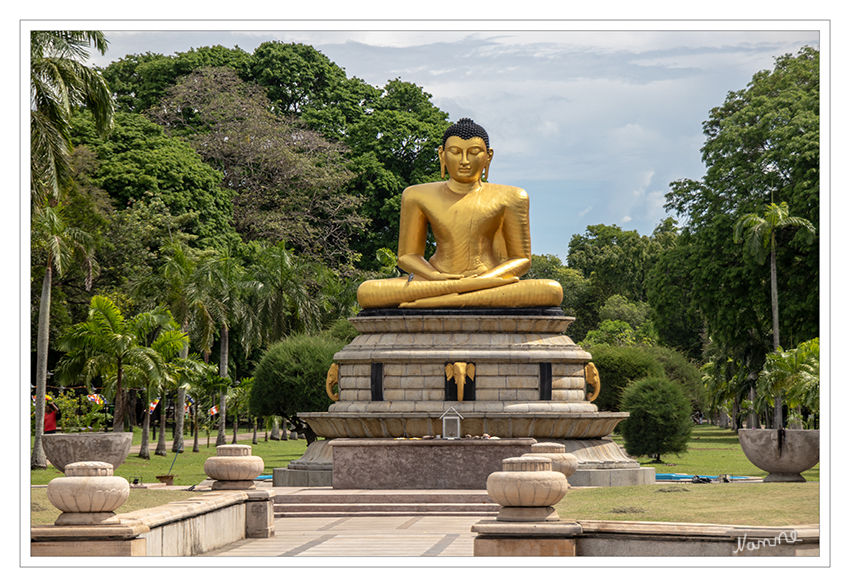 Colombo Viharamahadevi Park
Der Viharamahadevi Park ist der einzige große öffentliche Park in Colombo und wird vom Stadtrat von Colombo unterhalten. An seinem westlichen Ende befindet sich das Cenotaph War Memorial, Colombo und die Colombo Public Library . Das Vihara Maha Devi Park Open Air Stadion ist ein Veranstaltungsort für Konzerte und öffentliche Veranstaltungen. laut Wikipedia
Schlüsselwörter: Sri Lanka, Colombo