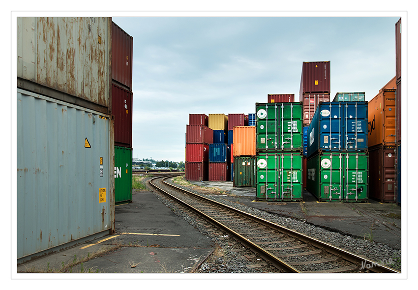 Containerhafen
Nur etwa sechs Prozent des Gesamtumschlags wird in der Binnenschifffahrt mit Containern abgewickelt. Der bedeutendste Umschlagplatz ist Duisburg mit 299.000 TEU, der Maßeinheit für den Containerumschlag (Twenty-Foot-Equivalent-Unit). Der Hafen Düsseldorf-Neuss bringen es auf 165.000 TEU. laut rp-online.de
Schlüsselwörter: Neuss, Hafen
