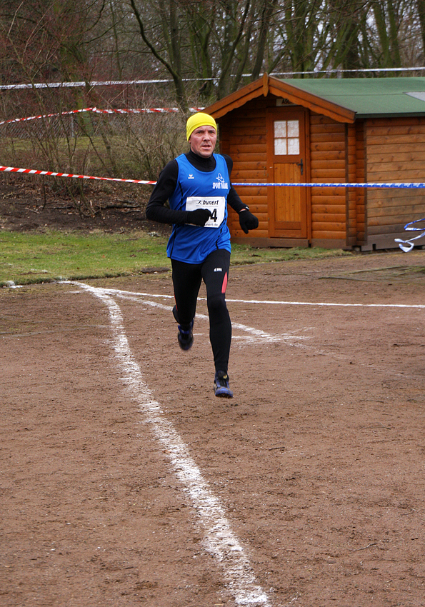 Crosslauf
Der ASC Rosellen/Neuss wird in 2012 fünfundzwanzig Jahre.
Aus diesem besonderen Anlass eröffnen sie das Jahr mit der Ausrichtung der Kreis-Crossmeisterschaften des Leichtathletikkreis Düsseldorf-Neuss auf der Bezirkssportanlage in Rosellen.
Schlüsselwörter: crosslauf