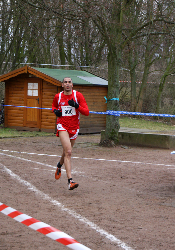 Crosslauf
Der ASC Rosellen/Neuss wird in 2012 fünfundzwanzig Jahre.
Aus diesem besonderen Anlass eröffnen sie das Jahr mit der Ausrichtung der Kreis-Crossmeisterschaften des Leichtathletikkreis Düsseldorf-Neuss auf der Bezirkssportanlage in Rosellen.
Schlüsselwörter: Crosslauf Rosellen