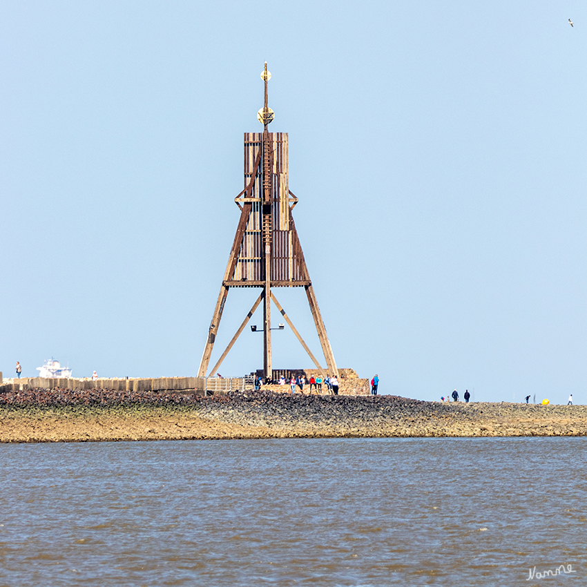 Kugelbake
Eines der Wahrzeichen Cuxhavens ist die Kugelbake. Als Bake bezeichnet man Seezeichen, die sich in ihrer Größe und Bauart von einem Leuchtturm unterscheiden und kein Leuchtfeuer besitzen, trotzdem jedoch der Orientierung dienen sollen. Die Kugelbake befindet sich an dem Punkt, an dem geographisch die Elbe in die Nordsee übergeht. In diesem stark befahrenen Schiffsgebiet kam diesem Seezeichen lange Zeit eine wichtige Bedeutung zu. laut cuxhaven-lodge
Schlüsselwörter: Cuxhaven