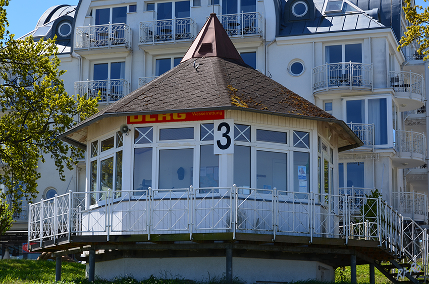 Binz - DLRG
DLRG Rettungsturm am Strand in Binz
1913 wurde die DLRG in Leipzig gegründet.
Grund der Gründung war der Seebrückenteileinsturz in Binz 1912,
der 17 Tote forderte.
Schlüsselwörter: Binz