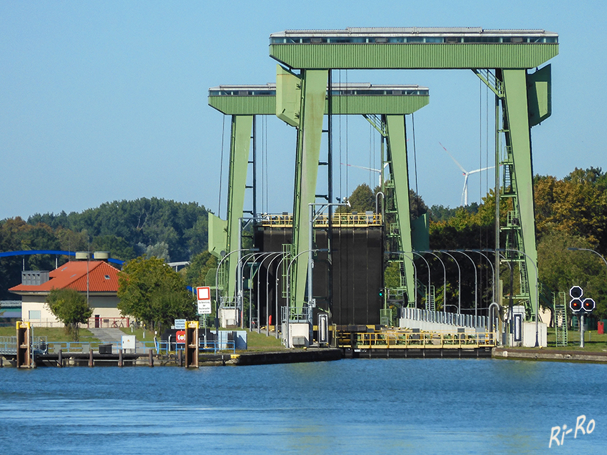 Ahsener Schleuse
diese liegt bei Kanalkilometer 55,9 des Wesel-Datteln-Kanals. Sie hat an beiden Enden Hubtore. In Betrieb genommen wurde sie offiziell 1931. (lt. lokalkompass.de)
