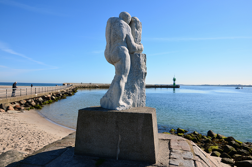 Der Auseinandersetzer
1991aufgestellt anlässlich des Hafenausbaues am Skandinavienkai in Travemünde
Schlüsselwörter: Travemünde