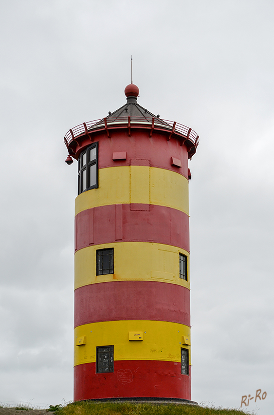 Leuchtturm in Pilsum
erbaut 1888 mit 11 Metern der kleinste an der Nordseeküste.
Schlüsselwörter: Nordsee, Leuchtturm