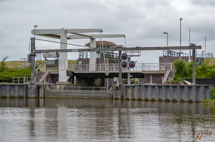 Klappbrücke am Leybuchtpolder
die Schleuse verbindet den Störtebekerkanal mit dem Norder Tief.
Schlüsselwörter: Nordsee, Klappbrücke