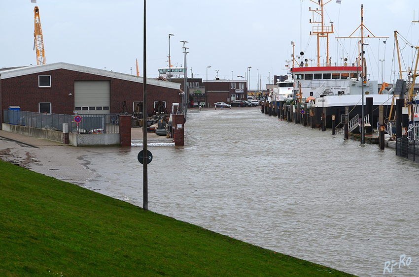 Flut im Hafen Norddeich
Die Fähranleger sind nicht erreichbar.
Schlüsselwörter: Nordsee,