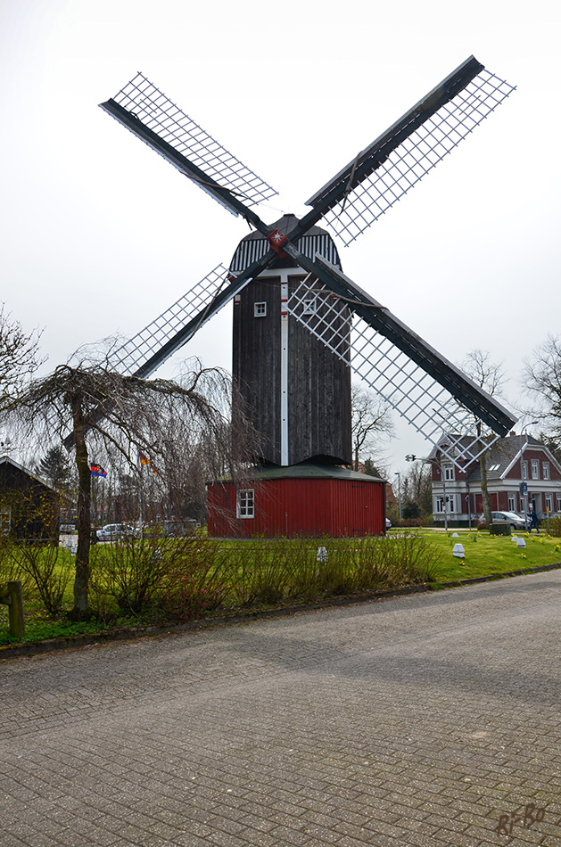 Bockwindmühle
von 1626 in Dornum
Bezeichnend für eine Bockwindmühle ist das kastenförmige Mühlengehäuse.
Schlüsselwörter: Windmühle, Nordsee