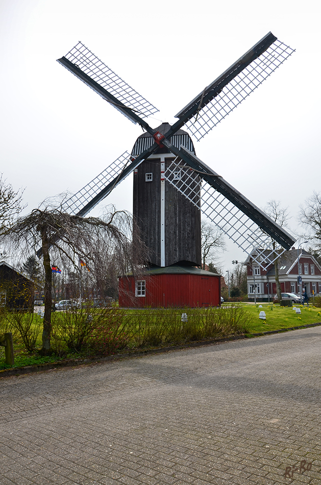 Bockwindmühle
von 1626 in Dornum
Bezeichnend für eine Bockwindmühle ist das kastenförmige Mühlengehäuse.
Schlüsselwörter: Windmühle, Nordsee