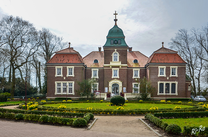 Sielhof in Neuharlingersiel
Seit 1755 prägt er den Ortskern. Die starken Mauern des Hauses hielten 1825 der großen Sturmflut stand u. boten den Menschen Sicherheit.
Schlüsselwörter: Norddeich, Nordsee,