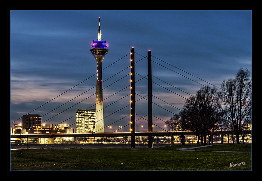 Der Rheinturm 
ist die größte Dezimaluhr der Welt. Am Turmschaft befinden sich 39 übereinander angeordnete Bullaugen-Lampen, die in Gruppen, getrennt durch Flugsicherungsleuchten, die Stunden, Minuten und Sekunden anzeigen. 
Schlüsselwörter: Düsseldorf Rheinturm Fernsehturm