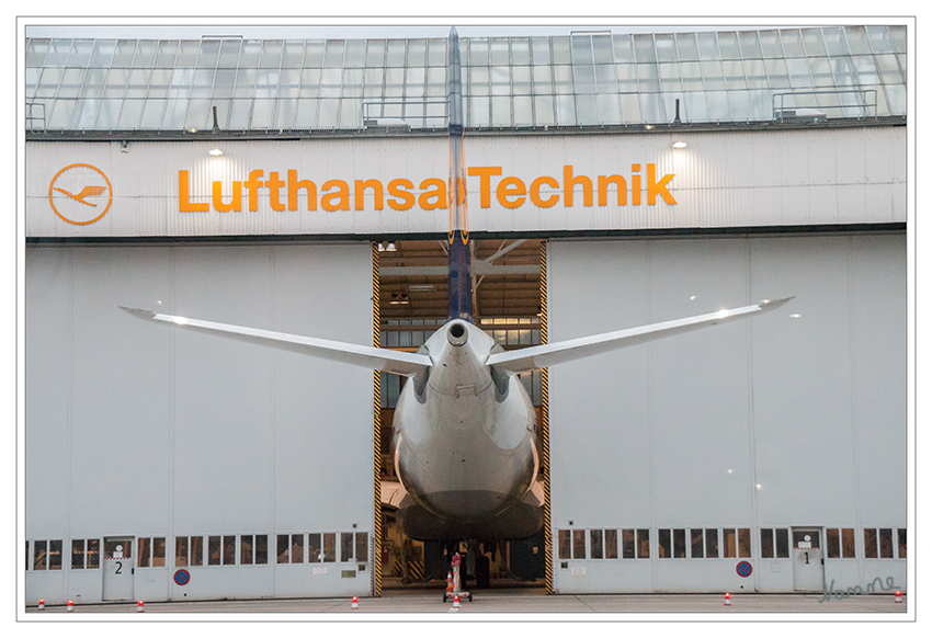 Flughafentour - Lufthansa
Man kann es drehen und wenden wie man will, sie passt nicht rein!! 
Schlüsselwörter: Flughafentour  Flugzeug  Lufthansa