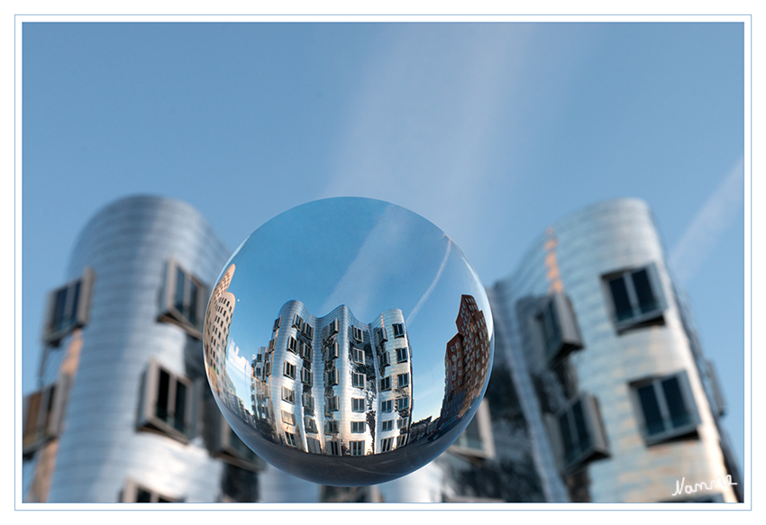 Ansichtssache
Die Düsseldorfer Gehryhäuser mal anders fotografiert.
Schlüsselwörter: Gehryhäuser   Düsseldorf  Kugel