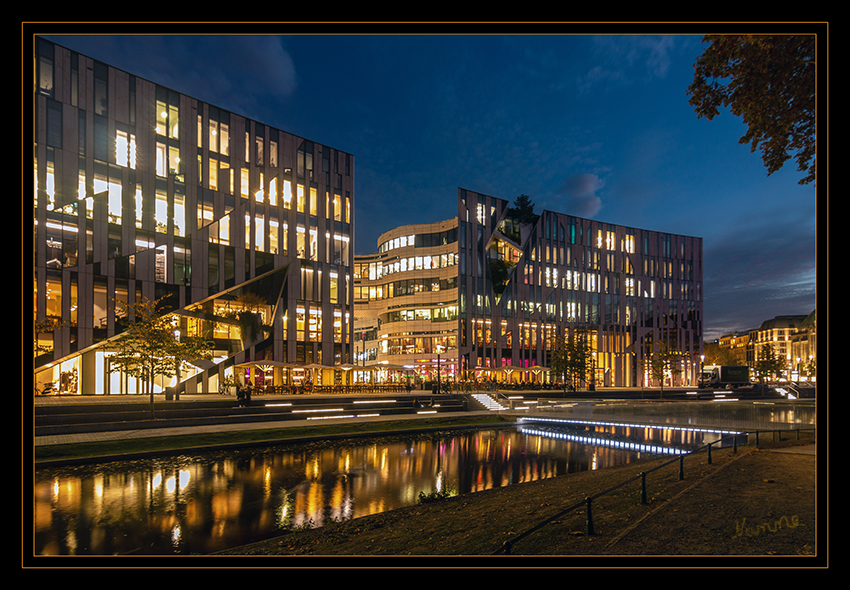 42 - Kö-Bogen
Kennzeichnend für den Kö-Bogen ist die prägnante Fassade aus Glas und weißem Naturstein, die zur Nord- und Westseite hin mit diagonalen Schnitten, den sogenannten „Cuts“ aufgebrochen wird. Mit seiner besonderen Fassadentechnik spricht der Kö-Bogen, mit den schwebenden Gärten der Königsallee, seine eigene Sprache. laut koebogen.info
Schlüsselwörter: Düsseldorf. Kö Bogen